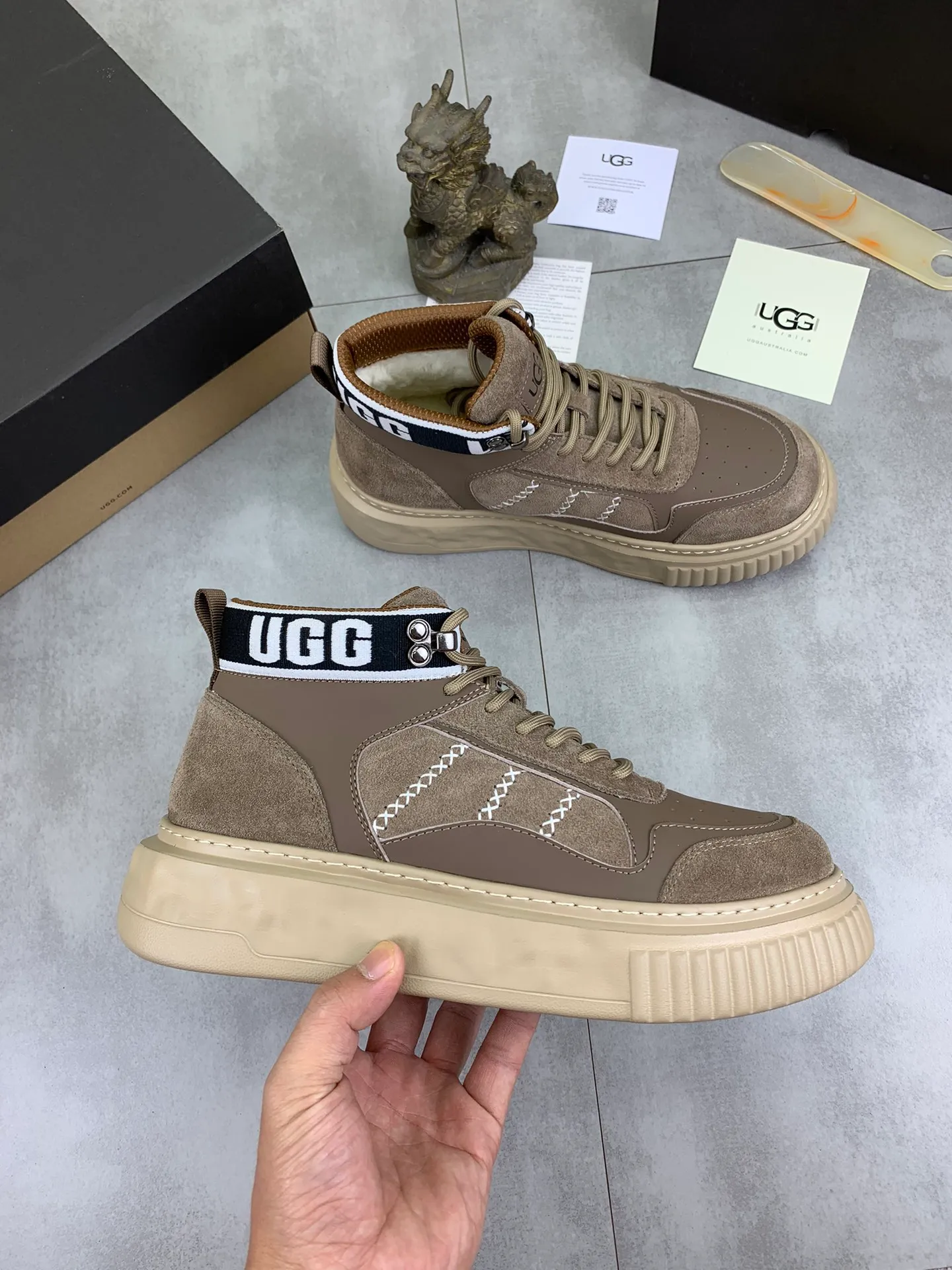 Men's shoes 💰P640 [New style] 💰 🆘 "Real wool" [UGG] 👉The popular men's shoes are synchronized with the official website 🔰The quality of the genuine products [satisfied] is not comparable to the imitations in the general market 🌀The upper is imported Italian frosted cowhide, and the lining is: foot pad 🅰️ grade 🐑Real wool👻Only Grade A can show the effect The hand feels smooth and delicate 🔱The shoe shape is grand, only genuine manufacturers can do it 🎄The perfect toughness of the original outsole 👻⬛️ can allow customers to bid farewell to one-time consumption. Real wool lining, super warm. Brown and gray available. Size: 39-44